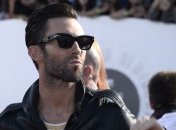 Солист группы "Maroon 5" подвергся нападению сумасшедшей фанатки. Видео