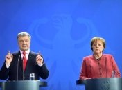 Порошенко после встречи с Меркель заявил о необходимости санкций против РФ