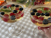 Желе из шампанского с ягодами