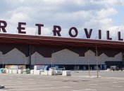 Стеклянная витрина упала прямо на ребенка: момент ЧП в киевском ТРЦ попал на видео