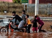 Потоки грязи и мусора: в окрестностях Афин наводнение забирает жизни