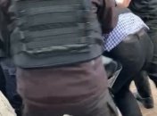 Под зданием канала "НАШ" устроили стычку: видео инцидента попало в сеть