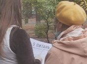 Проголосовать можно не везде: фото и видео, как проводят опрос Зеленского на выборах