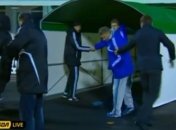 После матча Олега Блохина забросали мусором (Видео) 