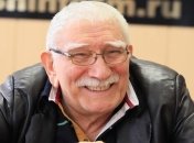 79-летний Армен Джигарханян вышел с молодой супругой в свет