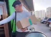 "Робин Гуд, которого мы заслужили": в России задержали мужчину, раздававшего прохожим мороженое (видео)