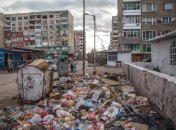 Загроможденная мусором улица в одном из русских городов