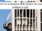 Porsche проломил стену и завис на высоте третьего этажа ЖК в Москве (фото)