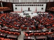 Парламент Турции одобрил введение чрезвычайного положения