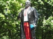 Памятник Ленину в Волновахе "одели" в вышиванку
