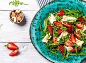 Пикантный салат с клубникой и плавленым сыром