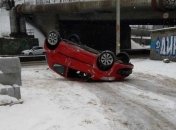 В Киеве иномарка снесла ограждение и перевернулась