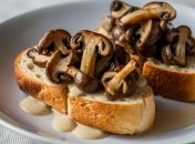 Кростіні з грибами прикрасять ваш стіл  (зображення створено за допомогою ШІ)