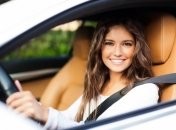 Молода жінка за кермом