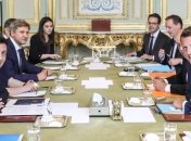 Зеленский попросил Макрона сохранить санкции против РФ