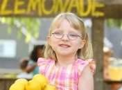 5-летней британке, которую оштрафовали за продажу лимонада, предлагают работу