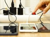 Чи можна залишати зарядку від телефона в розетці: експерт дав відповідь