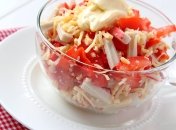 Салат с крабовыми палочками и помидорами