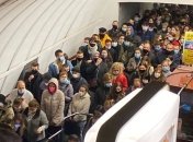 "Чувствуете запах красной зоны?" Фото и видео из метро Киева поразили сеть