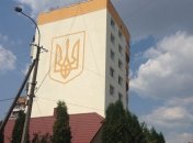Десятиметровый трезубец нарисовали на многоэтажке в Ровно