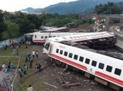 Сметал все на своем пути: появилось видео крушения поезда на Тайване