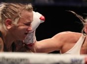 Девушка-боксер отправила соперницу в глухой нокаут (видео)