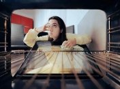 Як позбутися неприємного запаху з духовки — лайфхак