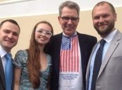 Пайетту подарили вышиванку с флагом США