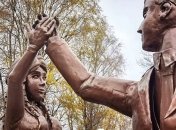 "Новобрачную" автоматически возвели в родственницы пугающей русской Аленки