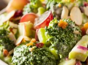 Салат с брокколи и яблоком