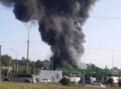 Дим видно за кілометри: в Києві горять склади транспортної компанії (відео)