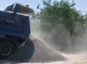 Водитель грузовика отказался пройти весовой контроль и высыпал щебень на трассу: видео