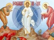 В этот день во всех церквях и храмах звенят колокола