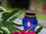 На могилах можно зажигать свечи и лампадки