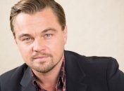 Мама Леонардо ДиКаприо поливает назойливых фанатов из садового шланга