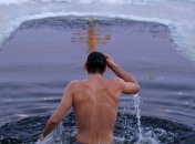 Гріхи не змиває: ПЦУ спростувала міфи про купання в ополонці на свято Водохреща