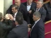 Нардеп Гончаренко пытался засыпать сухарями депутата Скорика