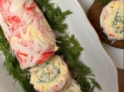 Нежный рулет из крабовых палочек