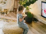 Как защитить маленького ребенка от телевизора: доктор Комаровский провел родительский ликбез