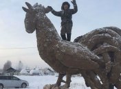 Когда искусство пахнет: житель Якутии лепит скульптуры из навоза (Фото)