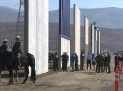 "Стіна Трампа": сильний вітер зніс частину стіни на кордоні США та Мексики