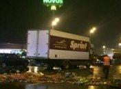 В Киеве масштабное ДТП, проспект Бажана засыпало овощами