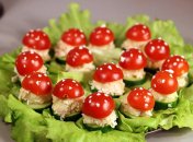 Помідори із сирною намазкою