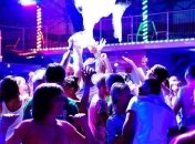 За клуб в Кирилловке, где посетители устраивали оргии на танцполе, взялась полиция