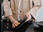 Лук поможет избавиться от нагара на посуде