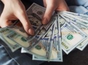 "Ради закрытия производства": Столичный сотрудник ГФС вымогал 4 тыс долларов
