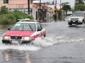 В Мексике эвакуируют людей из-за шторма "Барри"