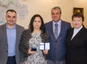 Французскую волонтерку наградили за помощь больницам Днепропетровщины