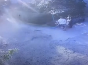 Поліцейські кладуть постраждалу на лаву