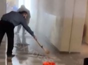 Кипятком залило весь коридор: в Одессе школьники взорвали батарею петардой (видео)